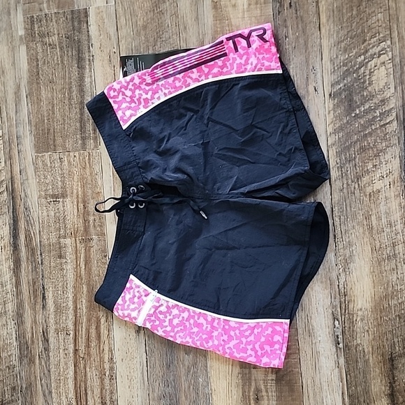 NWT Ladies Tyr Shorts Sx XL - Picture 1 of 3